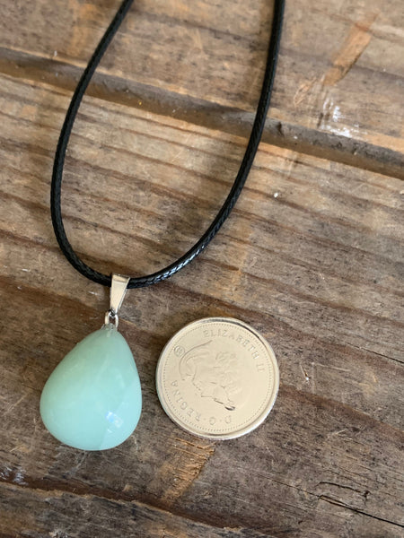 Collier pierre verte pâle sur corde de cuir noire Comme un ange