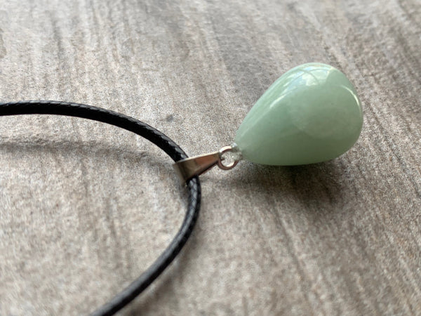 Collier pierre verte pâle sur corde de cuir noire Comme un ange