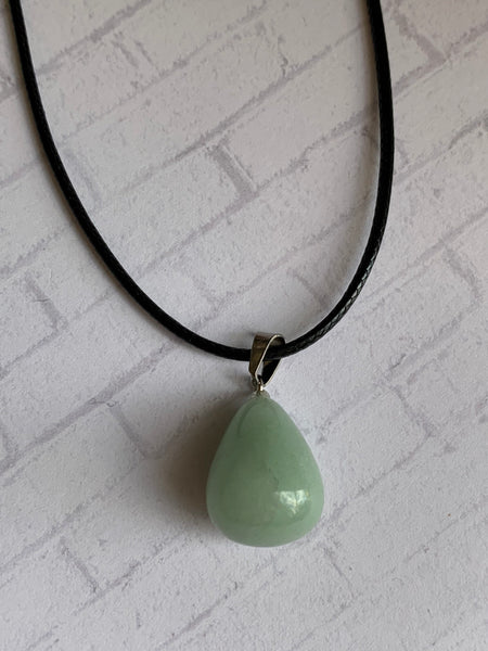 Collier pierre verte pâle sur corde de cuir noire Comme un ange