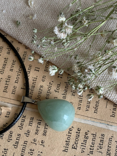 Collier pierre verte pâle sur corde de cuir noire Comme un ange