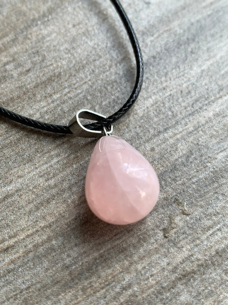 Collier pierre de quartz rose sur corde de cuir noire Comme un ange