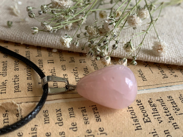 Collier pierre de quartz rose sur corde de cuir noire Comme un ange