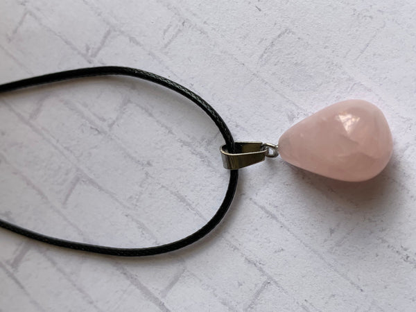 Collier pierre de quartz rose sur corde de cuir noire Comme un ange