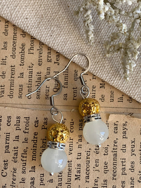 Boucles d’oreilles perle blanche et pierre de lave grise bijoux diffuseur aromathérapie chic Comme un ange
