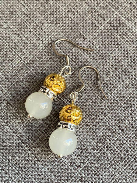 Boucles d’oreilles perle blanche et pierre de lave grise bijoux diffuseur aromathérapie chic Comme un ange