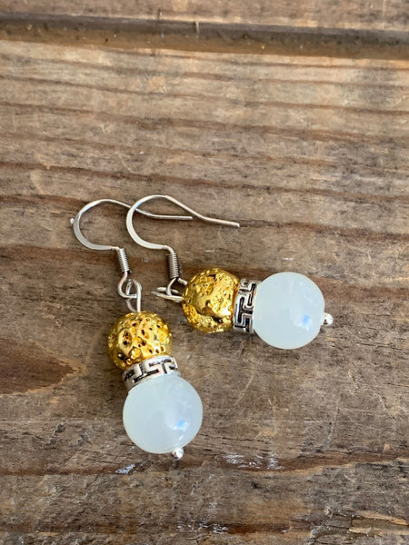 Boucles d’oreilles perle blanche et pierre de lave grise bijoux diffuseur aromathérapie chic Comme un ange