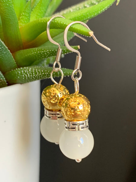 Boucles d’oreilles perle blanche et pierre de lave grise bijoux diffuseur aromathérapie chic Comme un ange