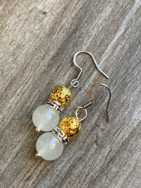 Boucles d’oreilles perle blanche et pierre de lave grise bijoux diffuseur aromathérapie chic Comme un ange
