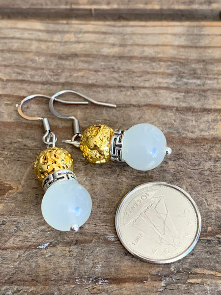 Boucles d’oreilles perle blanche et pierre de lave grise bijoux diffuseur aromathérapie chic Comme un ange