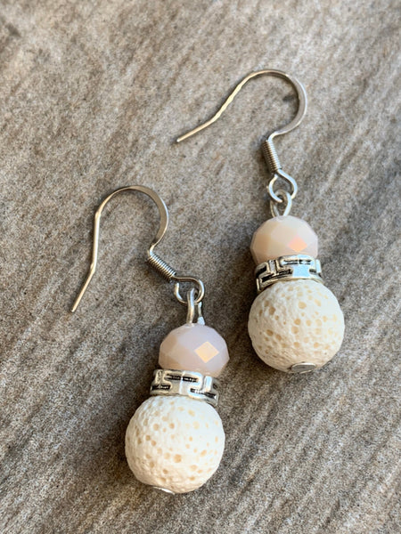 Boucles d’oreilles perle blanche pierre de lave grise bijoux diffuseur aromathérapie chic Comme un ange