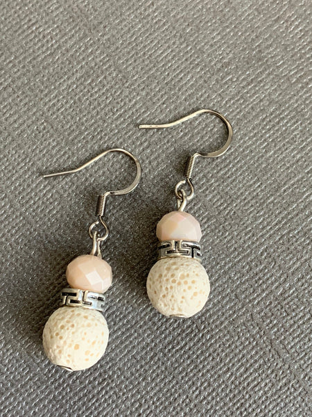 Boucles d’oreilles perle blanche pierre de lave grise bijoux diffuseur aromathérapie chic Comme un ange