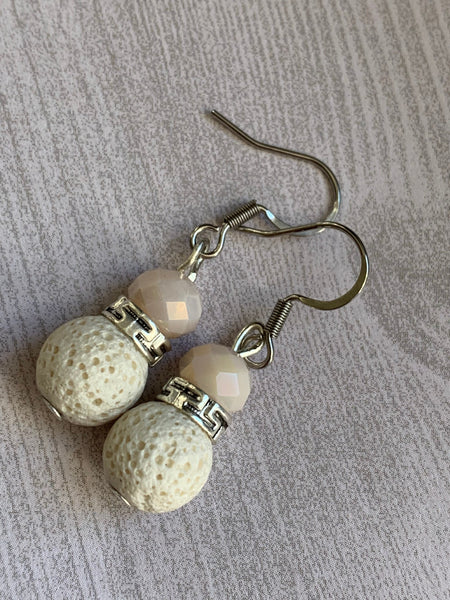Boucles d’oreilles perle blanche pierre de lave grise bijoux diffuseur aromathérapie chic Comme un ange