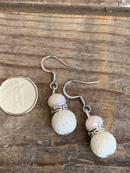 Boucles d’oreilles perle blanche pierre de lave grise bijoux diffuseur aromathérapie chic Comme un ange