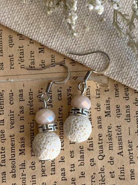 Boucles d’oreilles perle blanche pierre de lave grise bijoux diffuseur aromathérapie chic Comme un ange