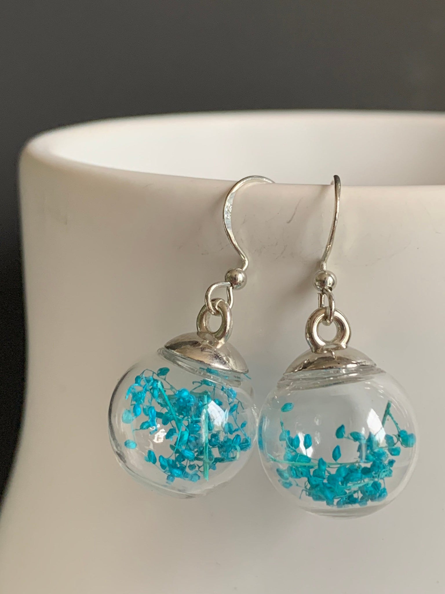 Boucles oreilles fleurs bleues et bulle de verre Comme un ange