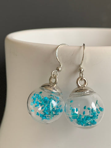 Boucles oreilles fleurs bleues et bulle de verre