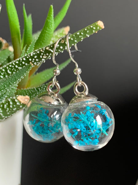 Boucles oreilles fleurs bleues et bulle de verre