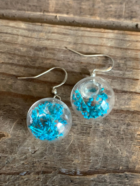 Boucles oreilles fleurs bleues et bulle de verre