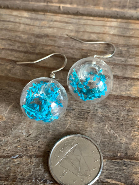 Boucles oreilles fleurs bleues et bulle de verre