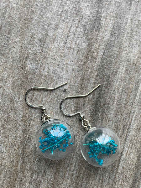 Boucles oreilles fleurs bleues et bulle de verre