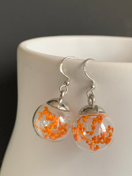 Boucles oreilles fleurs oranges  et bulle de verre