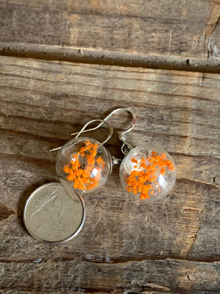 Boucles oreilles fleurs oranges  et bulle de verre Comme un ange