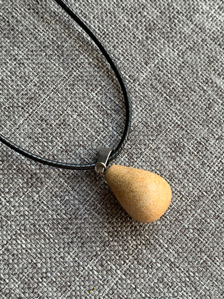 Collier corde de cuir noire et pierre jaune Comme un ange