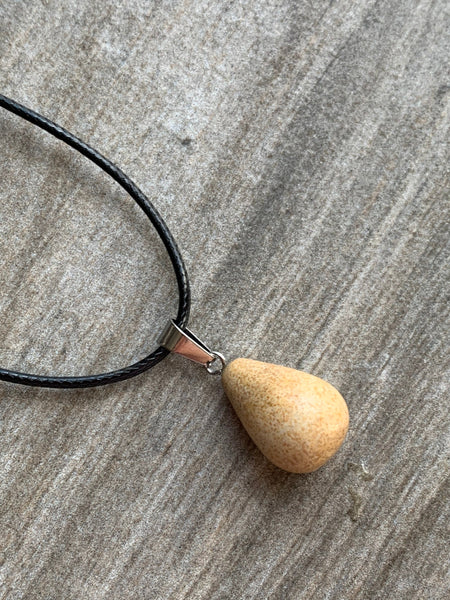 Collier corde de cuir noire et pierre jaune Comme un ange