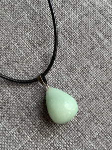 Collier pierre verte pâle sur corde de cuir noire Comme un ange