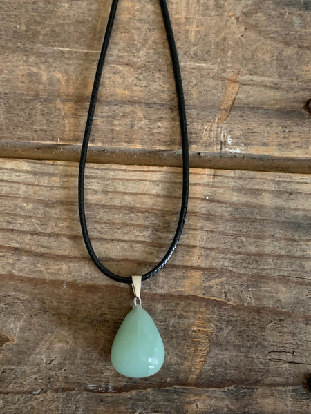 Collier pierre verte pâle sur corde de cuir noire Comme un ange