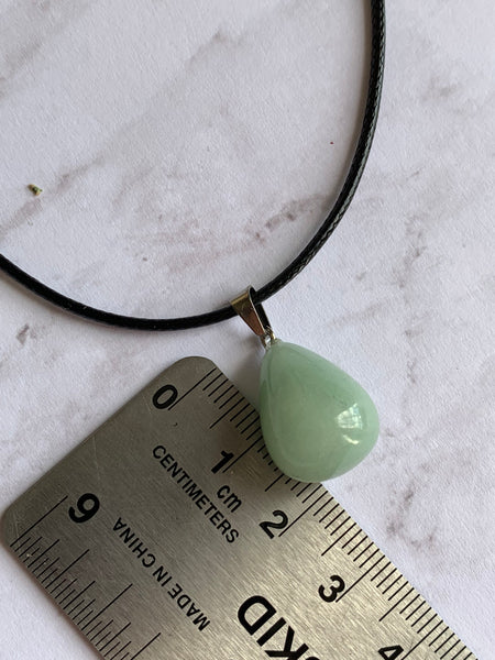 Collier pierre verte pâle sur corde de cuir noire Comme un ange