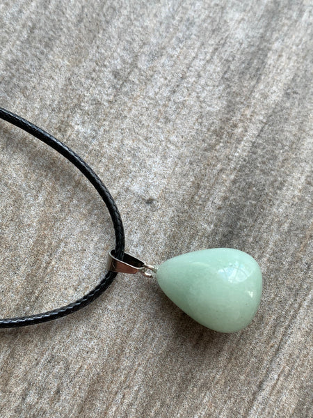 Collier pierre verte pâle sur corde de cuir noire Comme un ange