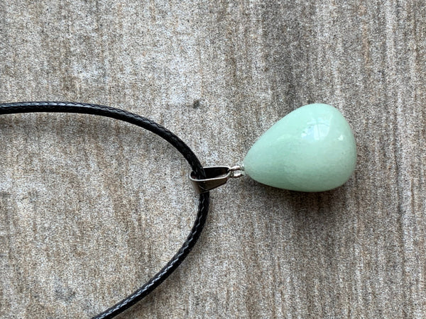 Collier pierre verte pâle sur corde de cuir noire Comme un ange