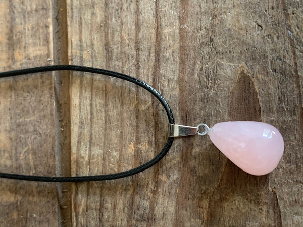 Collier pierre de quartz rose sur corde de cuir noire Comme un ange