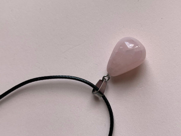 Collier pierre de quartz rose sur corde de cuir noire Comme un ange