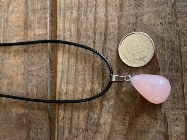 Collier pierre de quartz rose sur corde de cuir noire Comme un ange