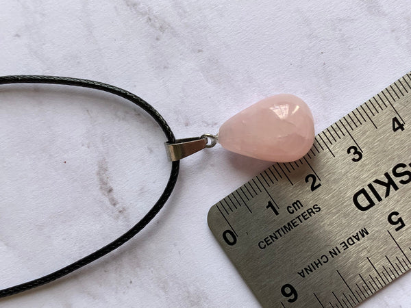 Collier pierre de quartz rose sur corde de cuir noire Comme un ange