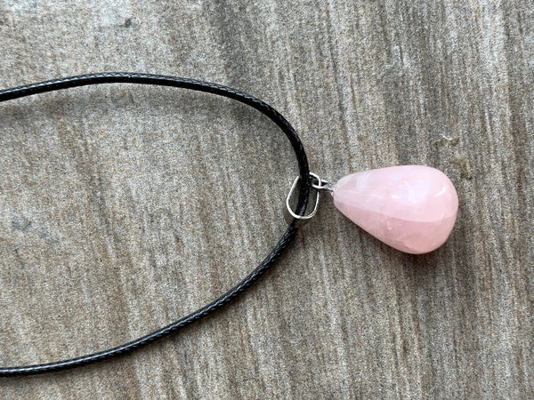 Collier pierre de quartz rose sur corde de cuir noire Comme un ange