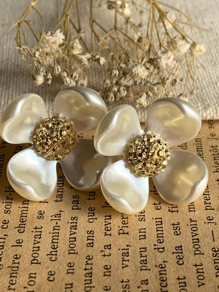 Boucles d’oreilles fleurs blanches et or
