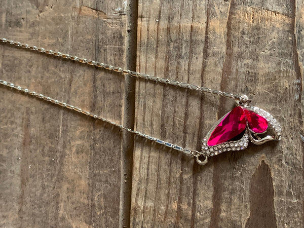 Collier alliage de métaux argent et pierre rose breloque aile de papillon rose Comme un ange