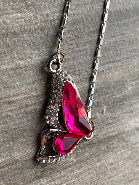 Collier alliage de métaux argent et pierre rose breloque aile de papillon rose Comme un ange