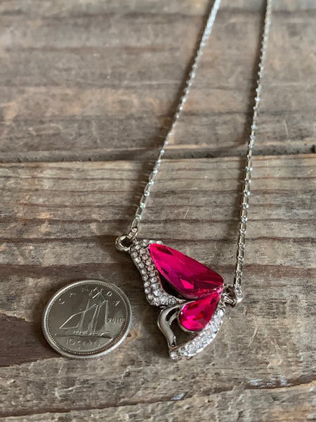 Collier alliage de métaux argent et pierre rose breloque aile de papillon rose Comme un ange
