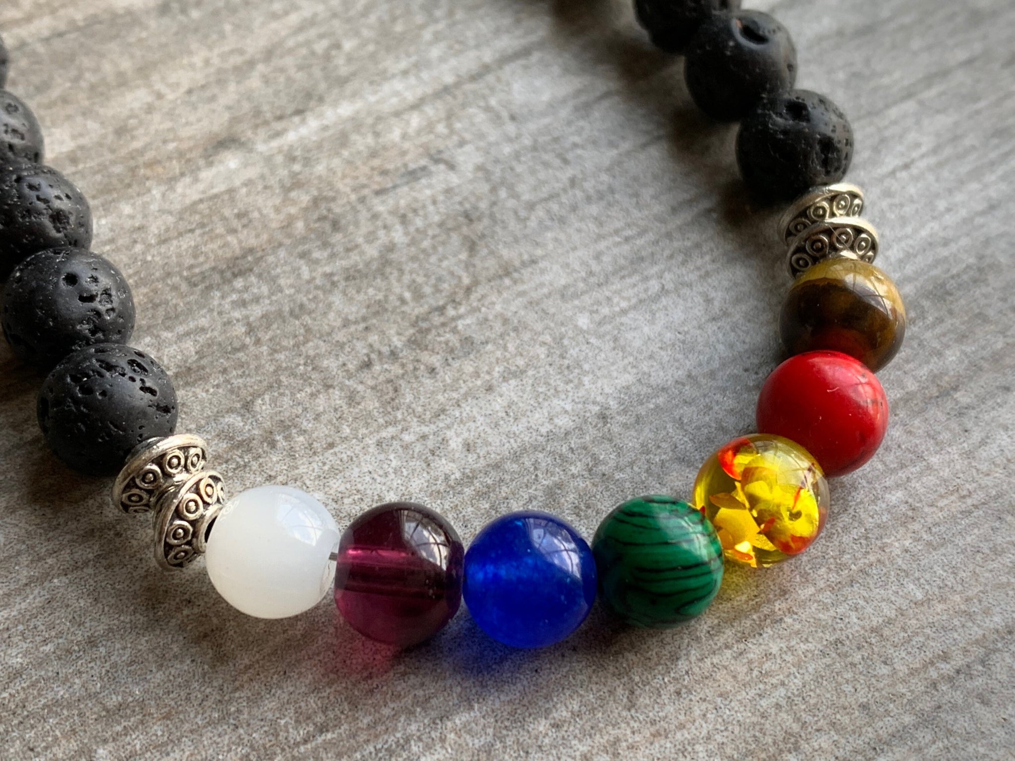 Collier  pierre de lave noire et billes multicolore  chakras bijoux zen Comme un ange