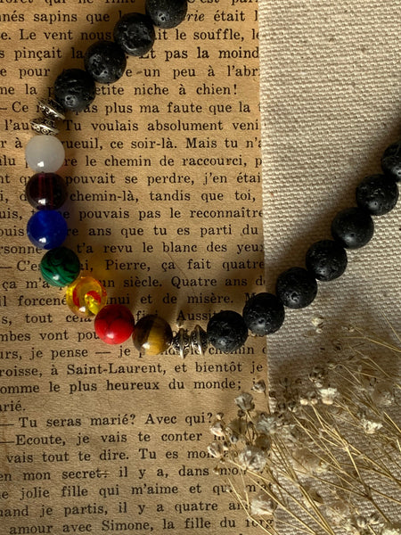 Collier  pierre de lave noire et billes multicolore  chakras bijoux zen Comme un ange