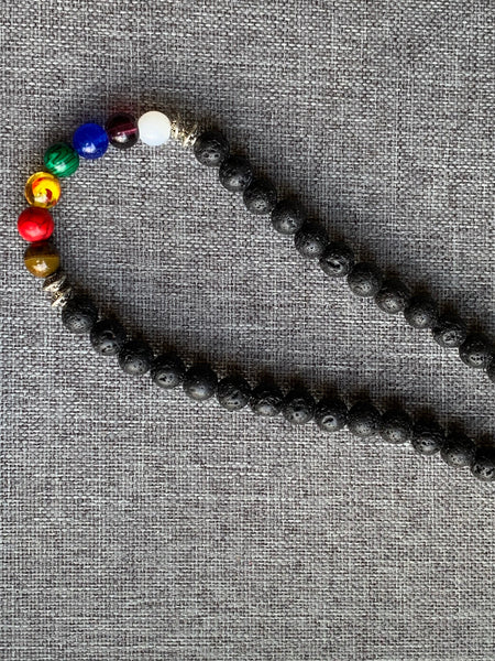Collier  pierre de lave noire et billes multicolore  chakras bijoux zen Comme un ange