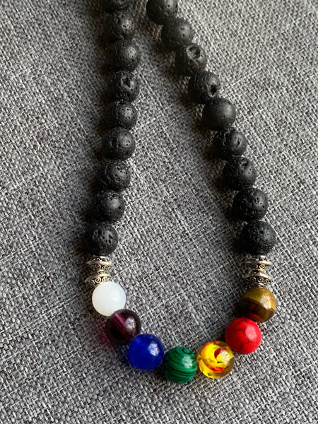Collier  pierre de lave noire et billes multicolore  chakras bijoux zen Comme un ange