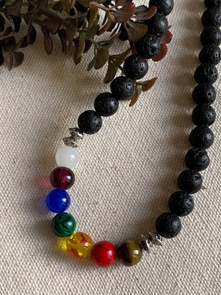 Collier  pierre de lave noire et billes multicolore  chakras bijoux zen Comme un ange