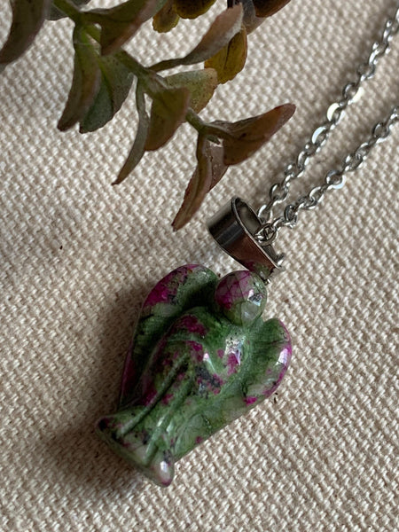 Collier breloque ange en pierre verte et mauve sur chaîne alliage de métaux argent Comme un ange