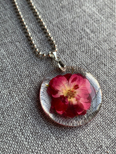 Collier fleurs roses