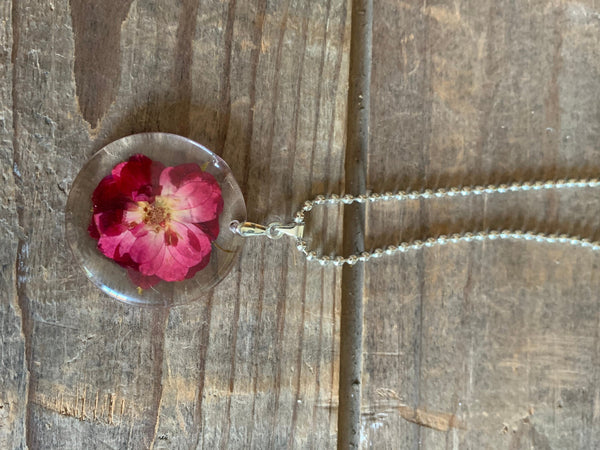 Collier fleurs roses